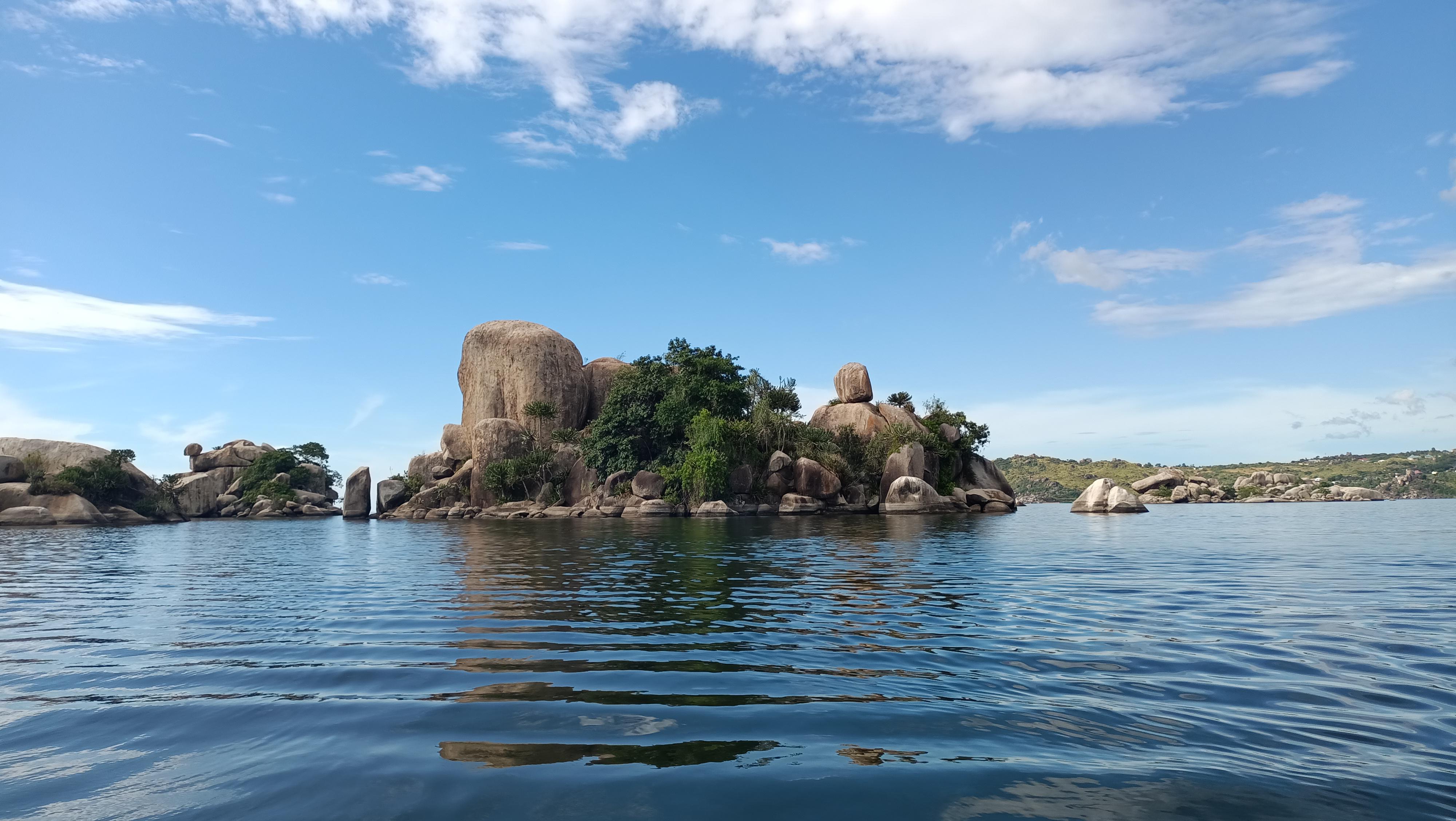 Lake Victoria, Mwanza, Tanzania [OC] [2256 x 4000] : r/EarthPorn